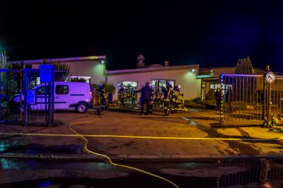 Asperg: Brand in einem Lack- & Chemiebetrieb - 600qm grosse Halle war stark verraucht - automatische Brandmeldeanlage verhindert Schlimmeres